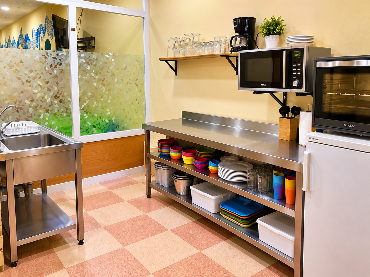 Cocina office equipada con microondas y frigoríficos en Fuensalida