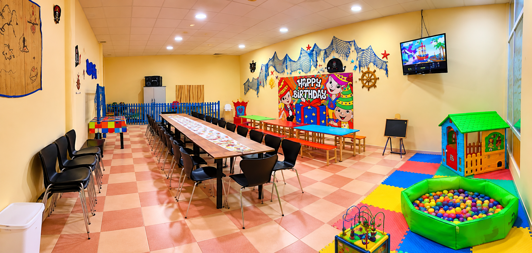 Comedor con parque seguro cerrado para bebés en Fuensalida