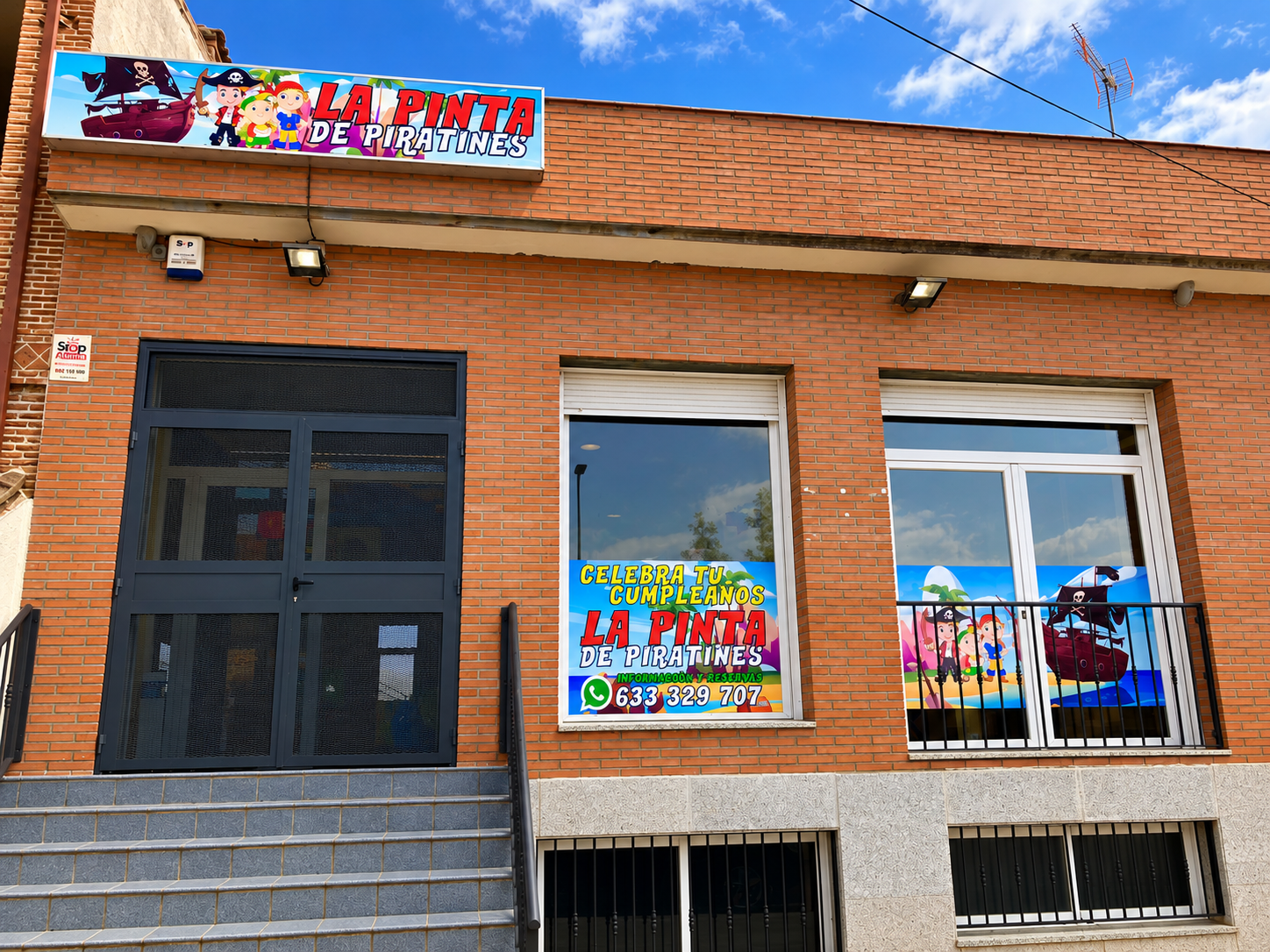 Fachada exterior y entrada al local La Pinta en Fuensalida