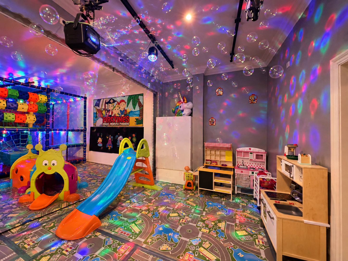 Discoteca infantil con luces LED y máquina de pompas en Piratines