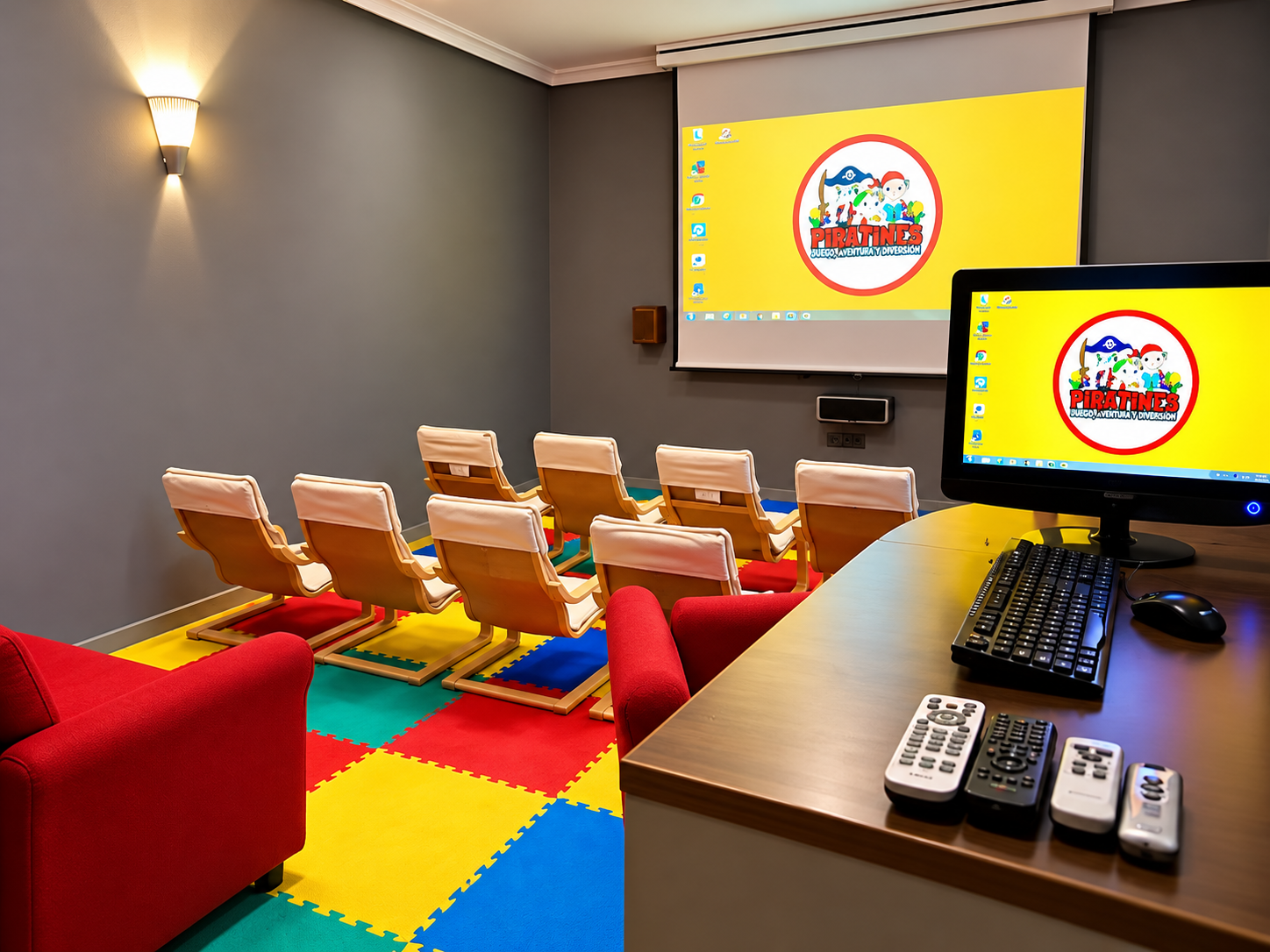 Sala Multicine Infantil con Pantalla Gigante y Asientos de Cine en Piratines